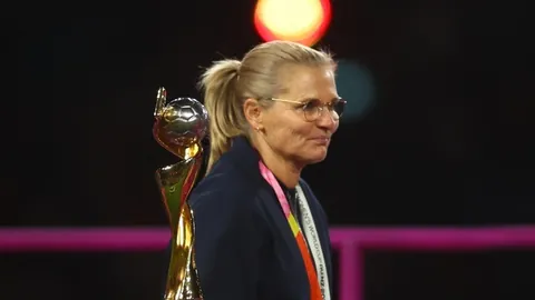 “华子观战见证逆转：SGA39分10板遭25分反超，惊险战平11-0！”